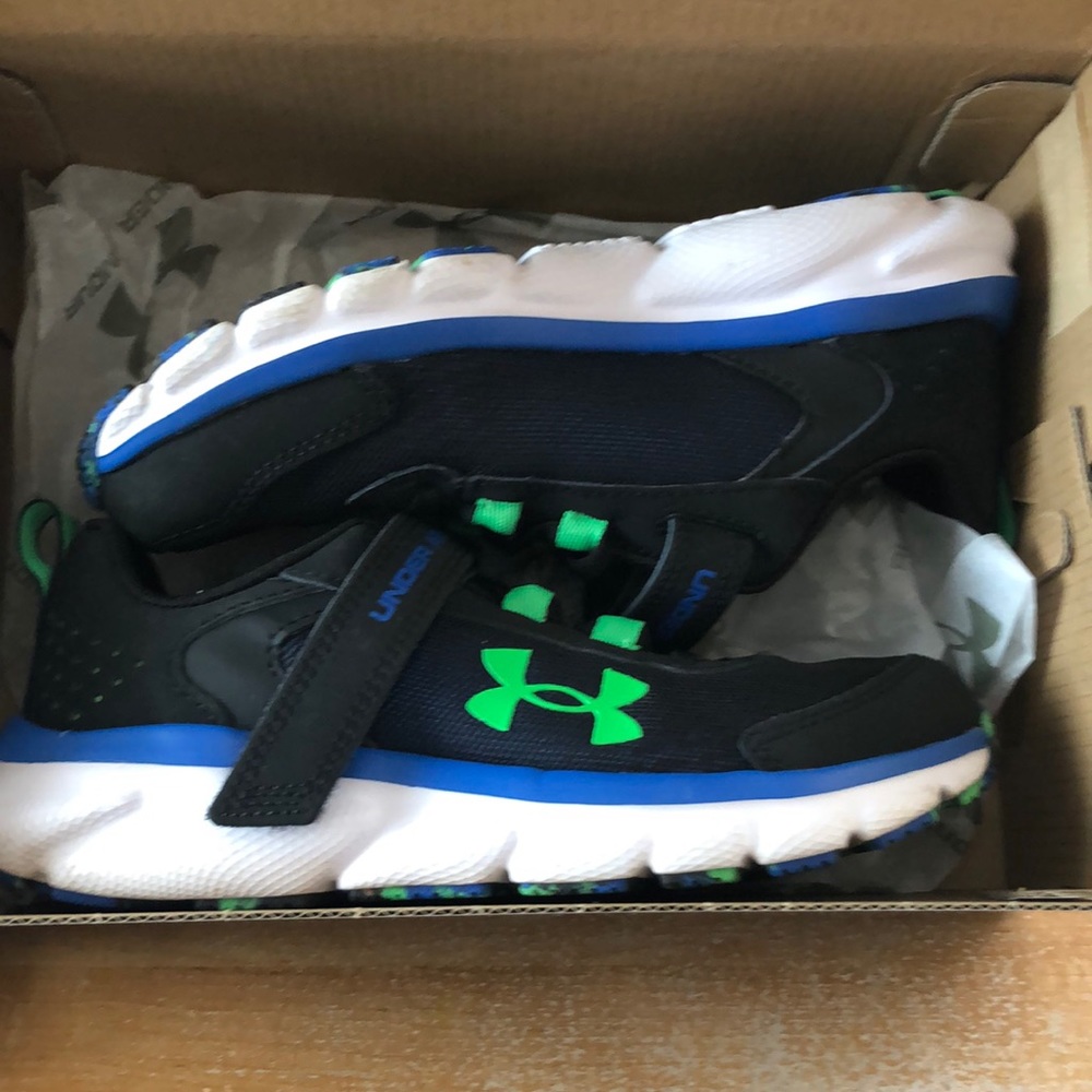 Under Armour Boys shoes 2Y